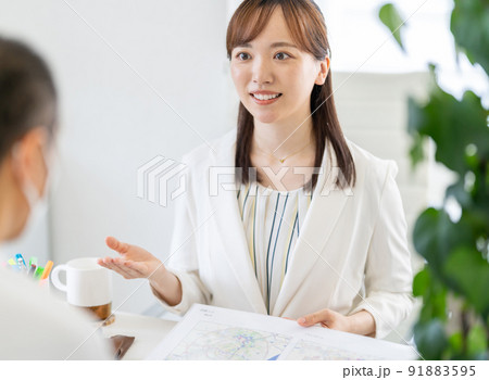 営業　市場調査　商圏分析　相談　契約　説明　接客　来客　打合せ 91883595