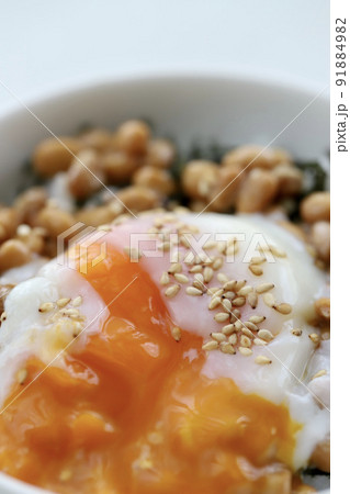温泉たまごを乗せた小粒の納豆ご飯 温泉たまごを乗せた小粒の納豆ご飯 91884982
