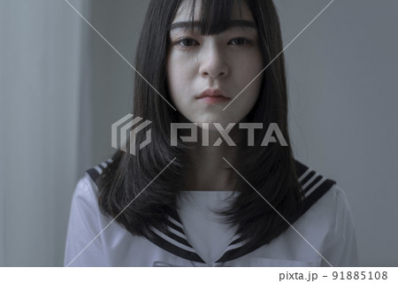 涙を流すセミロングの女子高校生 91885108