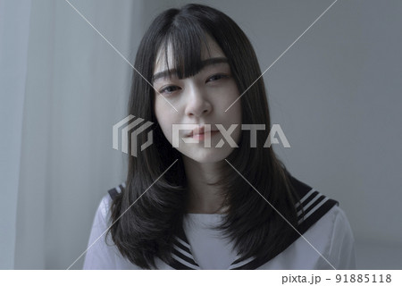 涙を流すセミロングの女子高校生 91885118