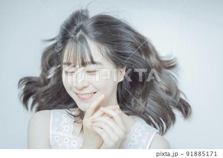 白い部屋で寝そべるセミロングの若い女性 白い部屋で寝そべるセミロングの若い女性 91885171