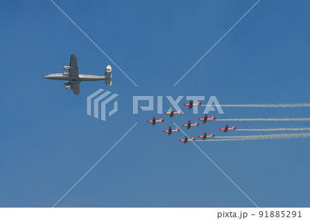 ロッキードL-1049Gスーパーコンステレーションとスイス空軍アクロバットチームPC-7 TEAM 91885291