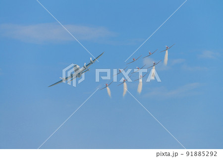 ロッキードL-1049Gスーパーコンステレーションとスイス空軍アクロバットチームPC-7 TEAM 91885292