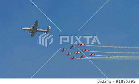 ロッキードL-1049Gスーパーコンステレーションとスイス空軍アクロバットチームPC-7 TEAM 91885295