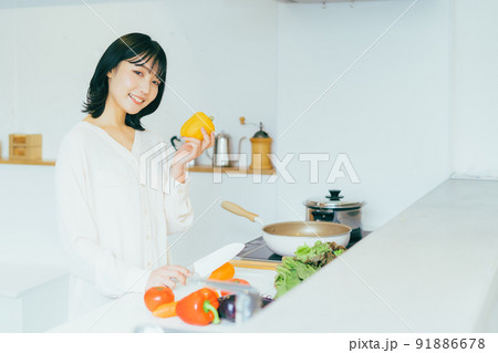 パプリカを持つ女性 91886678