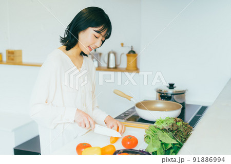 野菜を切る女性 91886994