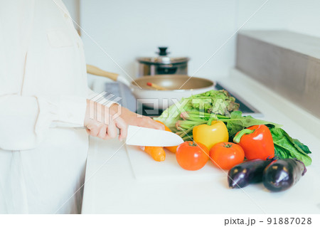 野菜を切る女性 91887028
