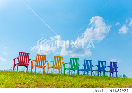 カラフルな椅子 91887927