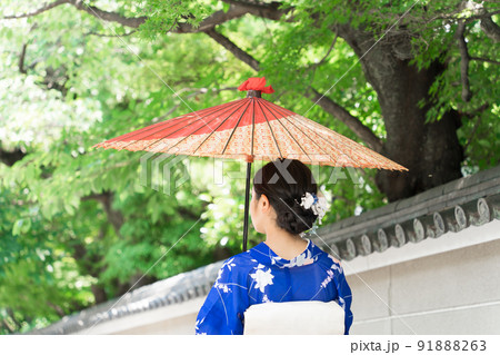 和傘を差して京都の街を歩く着物の女性の後ろ姿 和傘を差して京都の街を歩く着物の女性の後ろ姿 91888263
