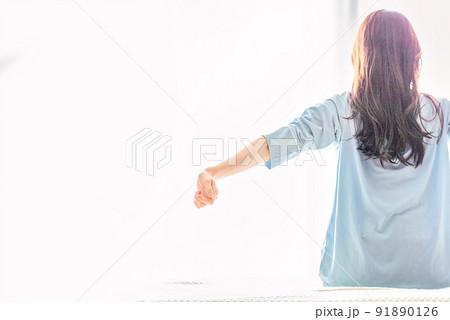 寝起きのストレッチをする若い女性 寝起きのストレッチをする若い女性 91890126