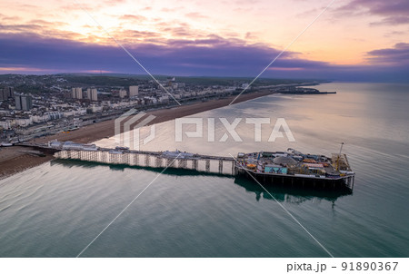 Brighton pier at dawn 91890367