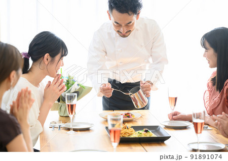 レストランでのシェフ 盛り付け 女子会の様子 レストランでのシェフ 盛り付け 女子会の様子 91891074