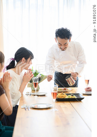 レストランでのシェフ 盛り付け 女子会の様子 縦 レストランでのシェフ 盛り付け 女子会の様子 縦 91891076