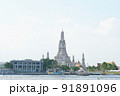 タイ・バンコク観光名所の寺院「ワット・アルン」とチャオプラヤー川 91891096