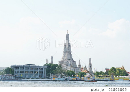 タイ・バンコク観光名所の寺院「ワット・アルン」とチャオプラヤー川 91891096