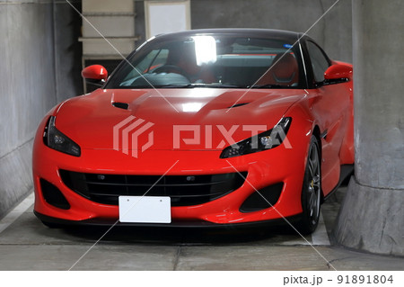 駐車場のスポーツカー　イメージ 91891804