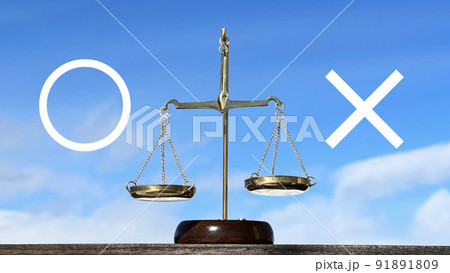 ○と× と金の天秤と青空 91891809