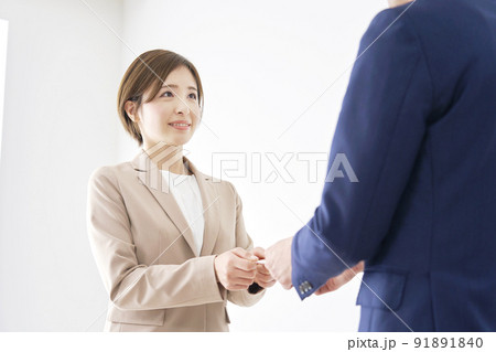 名刺を受け取るビジネスウーマン 91891840