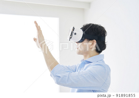 VR体験する男性 VR体験する男性 91891855