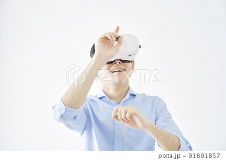VRゴーグルをかける男性 VRゴーグルをかける男性 91891857