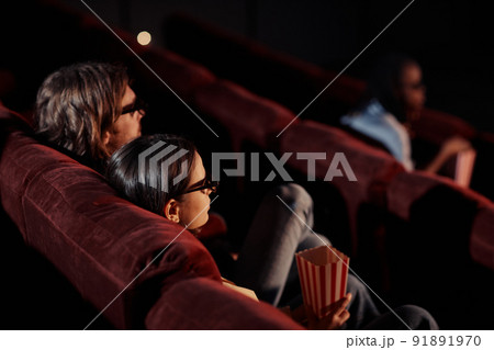 Couple watching 3d movie in cinema 91891970