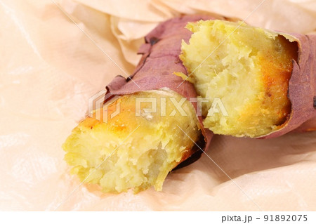 焼き芋　紅優甘　べにゆうか　紅はるか　2つに割ったところ　甘い 91892075