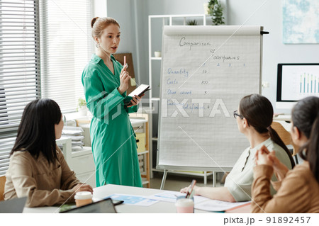 Businesswoman giving presentation for colleagues 91892457