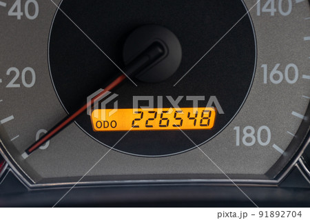 22万キロ越えの自動車のオドメーター 91892704