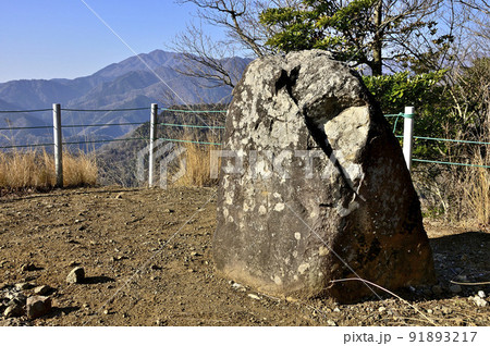 丹沢の相州アルプス 荻野高取山の発句石と大山を望む 丹沢の相州アルプス 荻野高取山の発句石と大山を望む 91893217