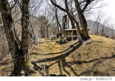 丹沢の経ヶ岳 仏果山~経ヶ岳縦走コースの展望台の休憩所 丹沢の経ヶ岳 仏果山~経ヶ岳縦走コースの展望台の休憩所 91893275