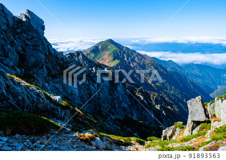 秋の木曽駒ヶ岳トレッキング(宝剣岳手前から三沢岳方面の眺め) 秋の木曽駒ヶ岳トレッキング(宝剣岳手前から三沢岳方面の眺め) 91893563