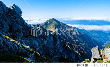 秋の木曽駒ヶ岳トレッキング(宝剣岳手前から三沢岳方面の眺め) 秋の木曽駒ヶ岳トレッキング(宝剣岳手前から三沢岳方面の眺め) 91893564
