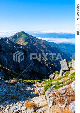 秋の木曽駒ヶ岳トレッキング(宝剣岳手前から三沢岳方面の眺め) 秋の木曽駒ヶ岳トレッキング(宝剣岳手前から三沢岳方面の眺め) 91893565