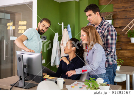 Adult business team in casual clothes brainstorming in front of computer screem 91893567