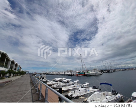 横浜ベイサイドマリーナと空模様 91893795