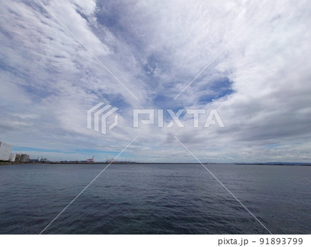 東京湾と夏の空模様 91893799