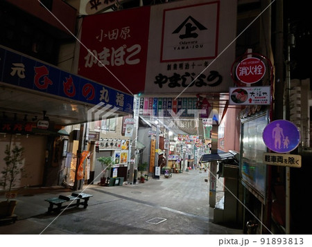 熱海駅前商店街の夜 91893813