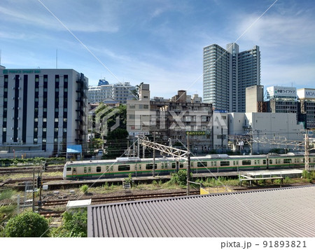 熱海駅の街並みと発車する東海道本線 91893821