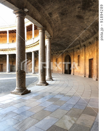 【スペイン】カルロス5世宮殿の中庭（アルハンブラ宮殿　グラナダ） 91894289