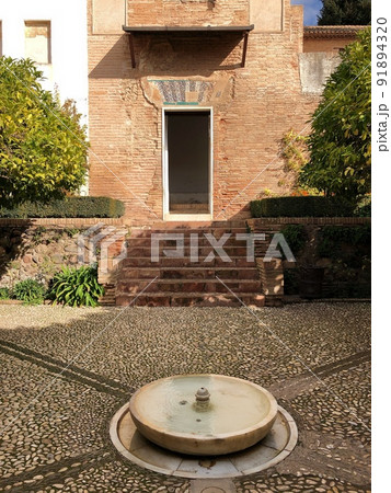 【スペイン】ヘネラリフェ敷地内の小さな噴水(アルハンブラ宮殿 グラナダ) 【スペイン】ヘネラリフェ敷地内の小さな噴水(アルハンブラ宮殿 グラナダ) 91894320