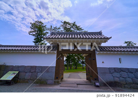 神奈川県小田原市の小田原城址公園の内冠木門を馬出門枡形内から見る 神奈川県小田原市の小田原城址公園の内冠木門を馬出門枡形内から見る 91894424