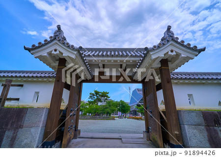 神奈川県小田原市の小田原城址公園の馬出門を馬出門枡形内から見る 神奈川県小田原市の小田原城址公園の馬出門を馬出門枡形内から見る 91894426