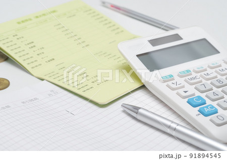 電卓で家計の計算をするイメージ 91894545