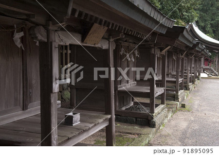 宗像神社に祀られ、列を作っている多数の末社 91895095