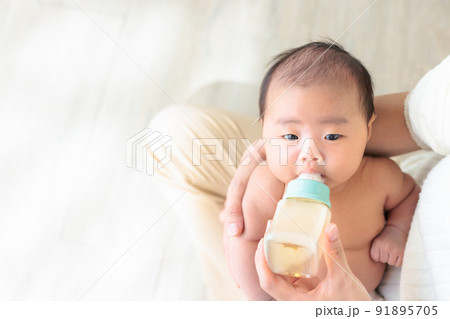 ミルクを飲む赤ちゃん　生後1ヶ月　コピースペース 91895705