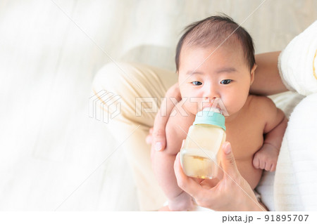 ミルクを飲む赤ちゃん 生後1ヶ月 コピースペース ミルクを飲む赤ちゃん 生後1ヶ月 コピースペース 91895707