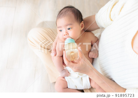 ミルクを飲む赤ちゃん 生後1ヶ月 コピースペース ミルクを飲む赤ちゃん 生後1ヶ月 コピースペース 91895723