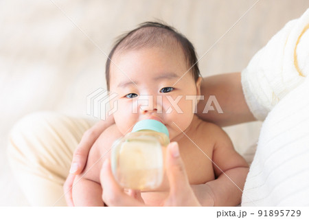 ミルクを飲む赤ちゃん 生後1ヶ月 コピースペース ミルクを飲む赤ちゃん 生後1ヶ月 コピースペース 91895729