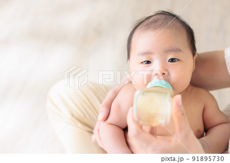 ミルクを飲む赤ちゃん 生後1ヶ月 コピースペース ミルクを飲む赤ちゃん 生後1ヶ月 コピースペース 91895730