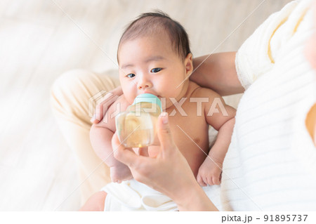 ミルクを飲む赤ちゃん　生後1ヶ月　コピースペース 91895737